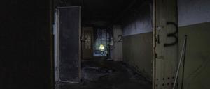 Ein Bürostuhl steht im Korridor eines Kellergeschosses in einem Gebäude, das nach Angaben eines Staatsanwalts für Kriegsverbrechen von russischen Streitkräften als Folterstätte genutzt wurde (Symbolbild).