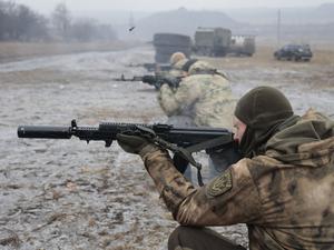 Soldaten der russischen Armee üben auf einem Truppenübungsplatz im Gebiet Donezk. 