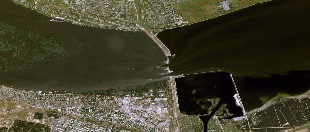 Das am 09.06.2023 von Airbus Defence and Space zur Verfügung gestellte Foto, vom Pléiades-Neo 3-Satelliten aufgenommen, zeigt den Kachowka-Damm im Süden der Ukraine vor der Zerstörung.