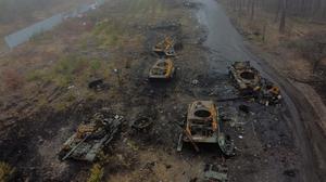 Verbrannte russische Panzerfahrzeuge in den Außenbezirken von Kiew (Symbolbild)