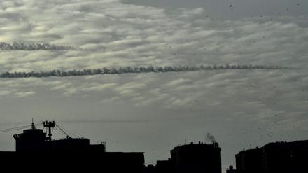 Am Himmel über Kiew sind Kondensstreifen von Raketen zu sehen (Symbolbild).