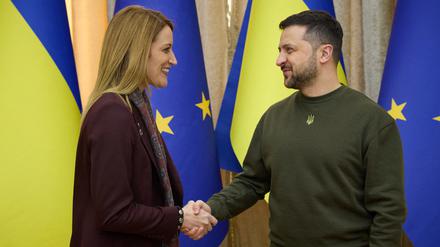 Der ukrainische Präsident Volodymyr Selenskyj und die Präsidentin des Europäischen Parlaments, Roberta Metsola, schütteln sich vor einem Treffen in Lwiw die Hände.