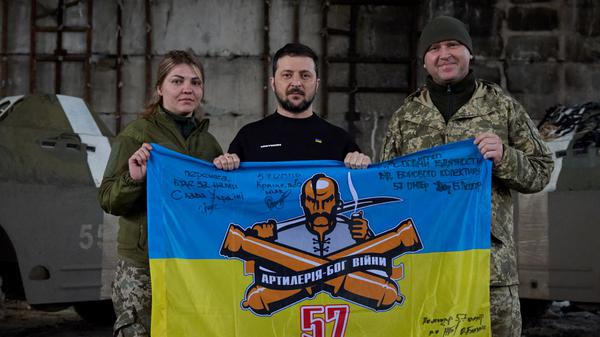 Der ukrainische Präsident Wolodymyr Zelenskiy posiert für ein Foto mit ukrainischen Militärangehörigen in der Nähe der Frontlinie.