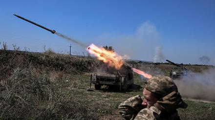 Ukrainische Soldaten der 108. separaten Brigade der Territorialen Verteidigung feuern in der Region Saporischschja Raketen auf russische Truppen ab (Symbolbild).