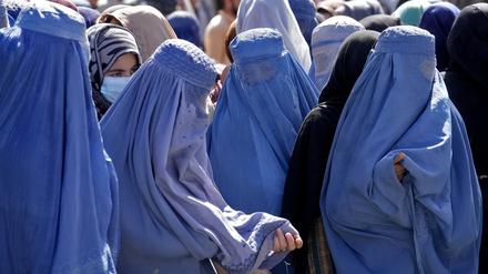 Frauen in Kabul warten auf Lebensmittelrationen.