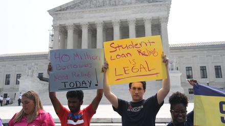 Befürworter des Schuldenerlasses für Studenten demonstrieren vor dem Obersten Gerichtshof der USA.