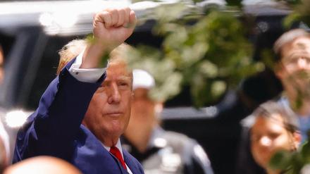 Der ehemalige US-Präsident und republikanische Präsidentschaftskandidat Donald Trump verlässt am 31. Mai 2024 den Trump Tower in New York City.