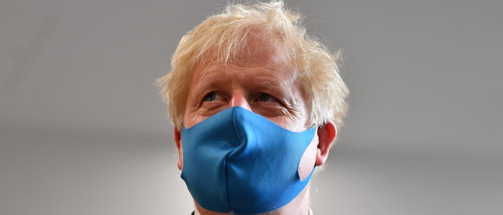 Boris Johnson, damaliger Premierminister von Großbritannien, trägt eine Stoff-Maske (Archivbild).