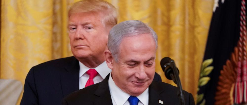 Der damalige US-Präsident Donald Trump legt seine Hände auf die Schultern des israelischen Premierministers Benjamin Netanjahu (Archivbild).