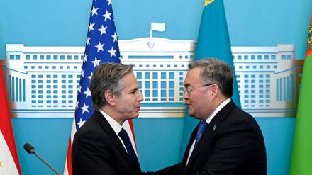 US-Außenminister Antony Blinken schüttelt dem kasachischen Außenminister Muchtar Tileuberdi während einer Pressekonferenz in Astana.