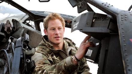 Prinz Harry sitzt im Cockpit eines Apache-Hubschraubers in Afghanistan (Archivbild).