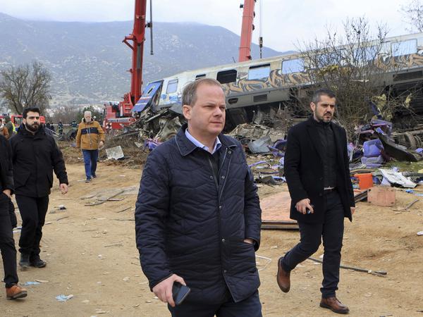 Kostas Karamanlis (Mitte), Verkehrsminister von Griechenland, besuchte den Ort des Unglücks – und trat zurück.