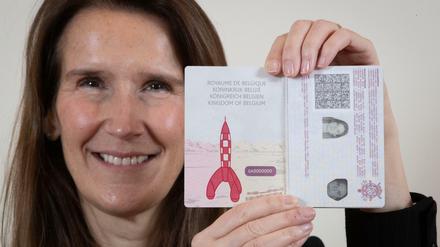 Sophie Wilmes, belgische Außenministerin, zeigt den neuen belgischen internationalen Reisepass mit einer Zeichnung der Rakete von "Tim und Struppi". 