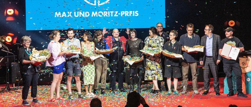 Die Gewinner*innen der Max-und-Moritz-Preise bei der Verleihung am Freitagabend.