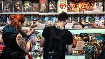 Lohnt sich die Lektüre? Comicfans auf Nachschubsuche auf der Leipziger Buchmesse 2019.