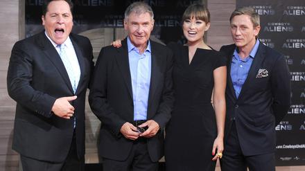 Zwischenlandung in Berlin: Regisseur Jon Favreau und die Schauspieler Harrison Ford, Olivia Wilde und Daniel Craig (von links). 