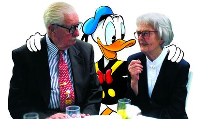 Donalds Botschafter: Carls Barks und Erika Fuchs mit der Figur, die beider Leben prägte.