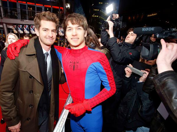 Andrew Garfield, Spider-Man-Hauptdarsteller aus „The Amazing Spider-Man 2“, mit unserem Autor Leonard Hillmann (rechts).