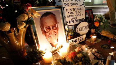 Am Montag wurde bekannt, dass Stan Lee im Alter von 95 Jahren in einem Krankenhaus in Los Angeles gestorben ist. Mit Blumen und Kerzen nehmen Fans auf dem Hollywood Walk of Fame Abschied von ihrem Idol. Hier lesen Sie einen ausführlichen Tagesspiegel-Nachruf auf ihn.