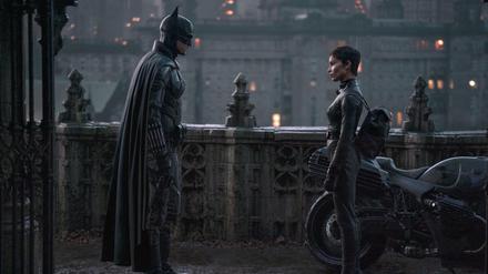 Robert Pattinson als Bruce Wayne alias Batman und Zoe Kravitz als Selina Kyle in einer Szene des Films "The Batman".