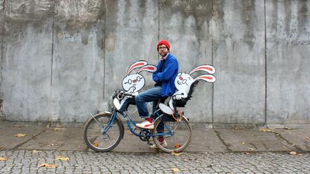 Mawil ist ein passionierter Radfahrer - hier mit zwei Exemplaren der Figur Supa-Hasi, die in seinen Comics immer wieder auftaucht.
