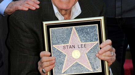Comic-Veteran: Stan Lee mit einem Beleg seiner Auszeichnung.