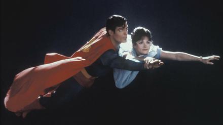 Margot Kidder und Christopher Reeve in einer Szene aus „Superman II - Allein gegen alle“ (1980).