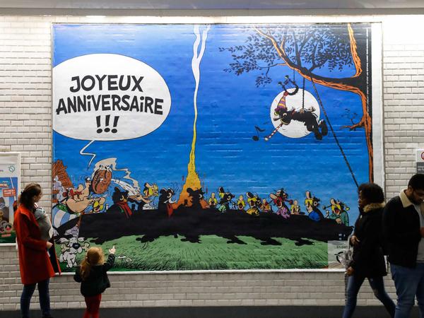 Herzlichen Glückwunsch! In der Pariser U-Bahn wird der 60. Jahrestag des ersten Asterix-Albums mit Postern gefeiert.
