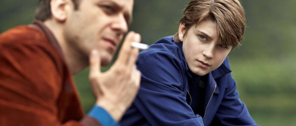 Vorahnung. Thomas (Léo Legrand) sucht die Nähe zu seinem Vater (Jonathan Zaccaï).