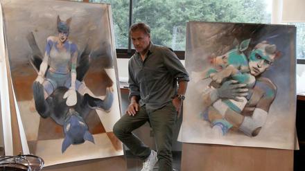 Im Atelier: Bilal mit zwei seiner Werke.