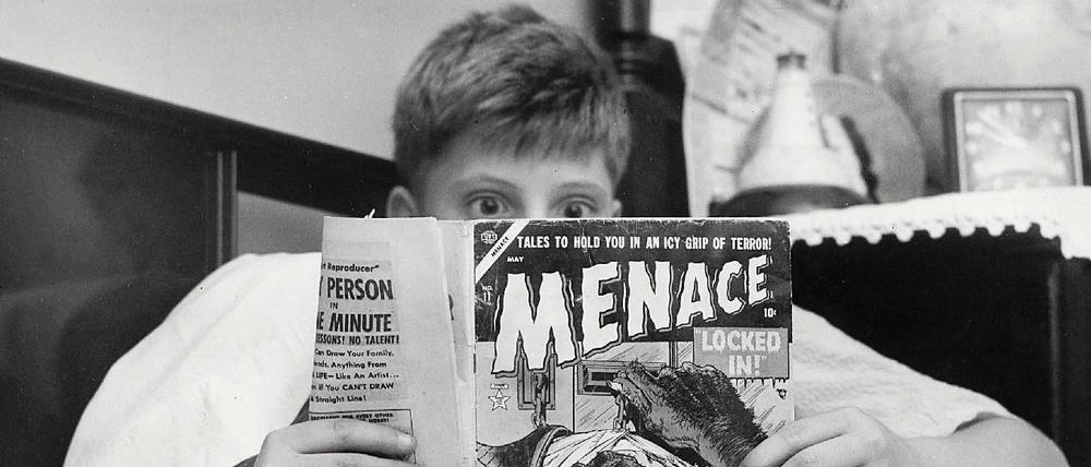 Fesselnde Lektüre: Nachdem Comics inzwischen ihr Schmuddel-Image weitgehend verloren haben, wächst auch die Sekundärliteratur. Dieses Bild von 1954 stammt aus dem Buch "75 Years of Marvel Comics".