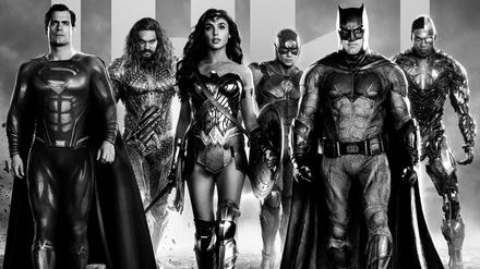 Das Poster zu "Zack Snyder's Justice League" hebt sich auch durch seinen Schwarz-weiß-Look von der Vorgängerfassung ab.