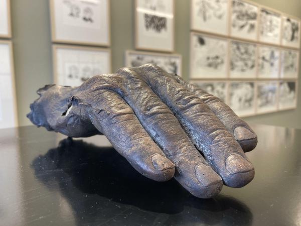In der Ausstellung in Basel ist auch eine Skulptur der Hand von Lika Nüsslis Vater zu sehen.