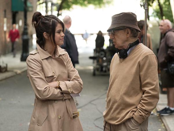Selena Gomez, hier bei den Dreharbeiten mit Woody Allen, spielt Chan, die einzige coole Frau im Film. 