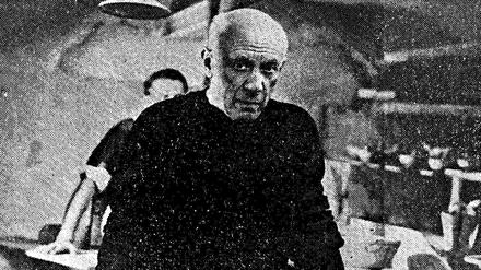 Künstlerstar. Pablo Picasso in den 50er Jahren in seiner Töpferwerkstatt in Vallauris.