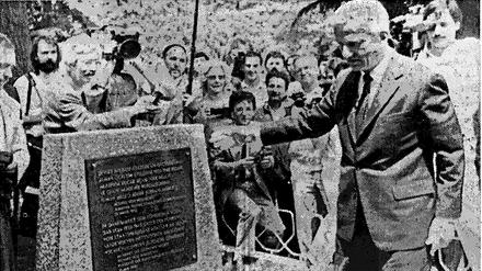 Dank an die Türkei. Bundespräsident Richard von Weizsäcker übergibt 1981 einen Gedenkstein auf dem Gelände der Universität Istanbul, um für die Asylgewährung deutscher Hochschullehrer von 1933 bis 1945 zu danken. Unter den politischen Emigranten befand sich auch der spätere Regierende Bürgermeister Berlins, Professor Ernst Reuter.