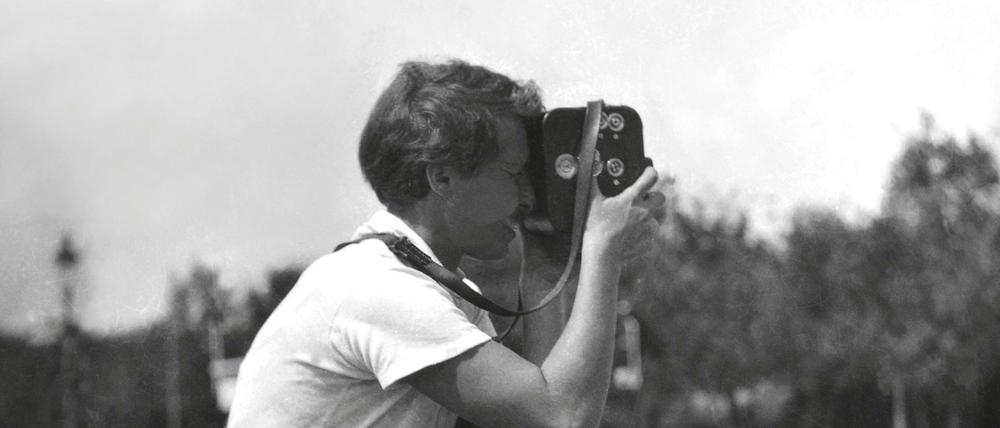 Die Filmemacherin Ella Bergmann-Michel mit ihrem bevorzugten Arbeitsgerät, der 35mm-Kinnamo-Kamera.