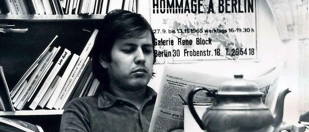 René Block im Büro seiner Galerie mit Plakat „Hommage à Berlin“, 1969