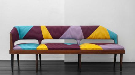 Couch von Martino Gamper in der Galerie Mehdi Chouakri.