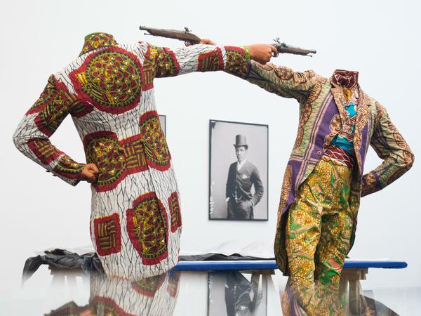 Die Skulptur „How to Blow Up Two Heads at Once“ von Yinka Shonibare 2018 im Hygiene-Museum in der Rassismus-Ausstellung.