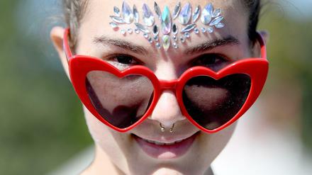 Mit rosaroter Brille ist alles schöner. Eine Besucherin des Lollapalooza-Festivals in Berlin 2018.