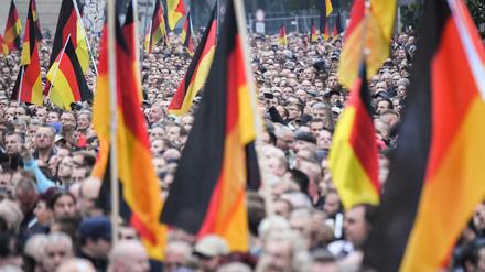 Patriotismus im Namen der Diskriminierung. AfD- und Pegida-Anhänger ziehen im September 2018 durch Chemnitz.
