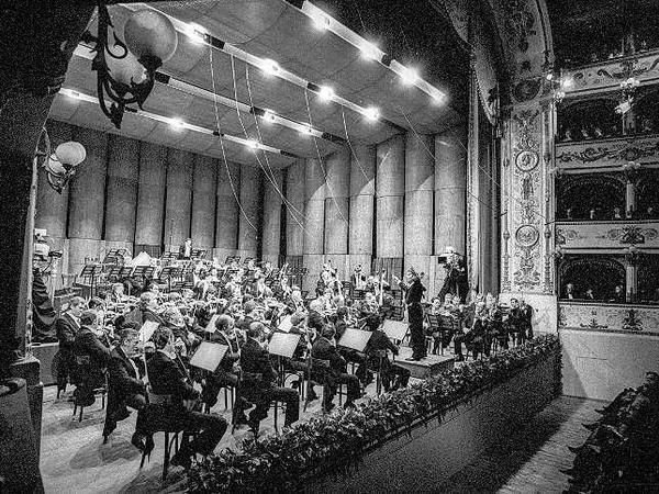 Claudio Abbado und die Berliner Philharmoniker im Teatro Comunale di Ferrara. 
