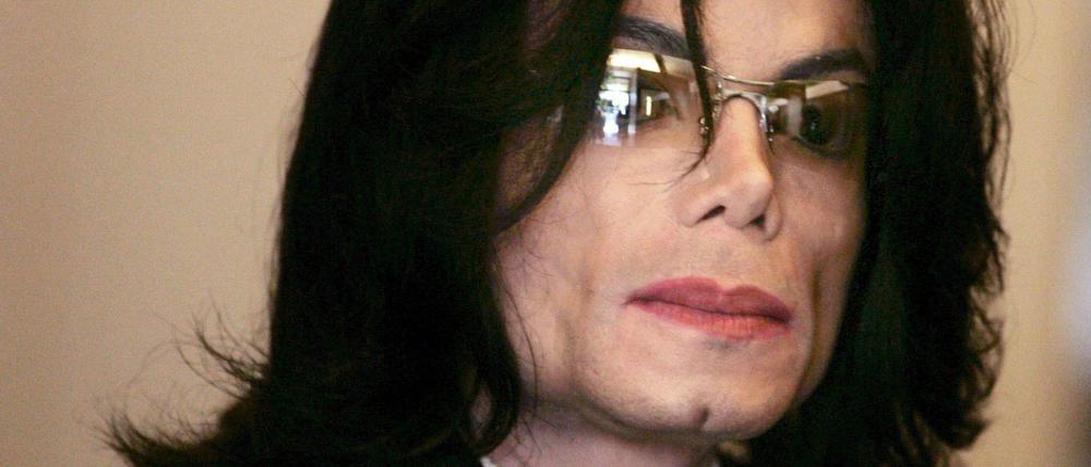 Michael Jackson erscheint 2005 zu einem Gerichtstermin in Santa Maria, Kalifornien.