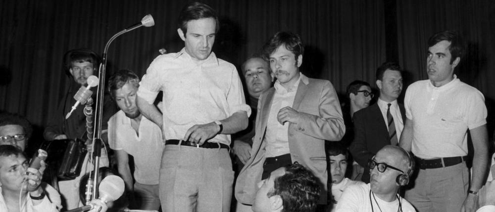 Der Tag, an dem die Filmfestspiele in Cannes abgebrochen wurden: Der französische Regisseur Francois Truffaut (neben dem Mikrofon stehend) und der italienische Filmproduzent Salvadore Samperi (rechts daneben, mit Schnauzbart) am 19.06.1968. 