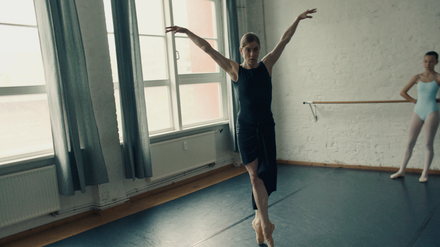 Grazie ist Disziplin. Saraha Nevada Grether als Balletttänzerin Nadja. 