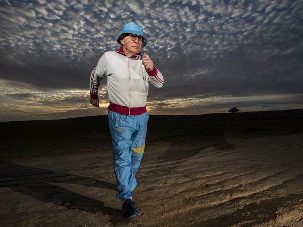 Hat zweimal überlebt. Shaul Paul Ladany joggt durch die Wüste Nejev in Israel.
