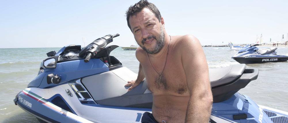 Wer da an Putin denkt? Salvini inszeniert sich im Urlaub - natürlich halbnackt und mit Jetski.