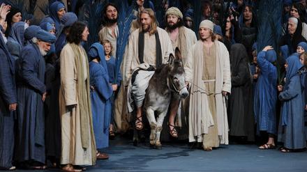 Tierquälerei? Ein Christus-Darsteller reitet bei den Passionsspielen auf einem Esel - noch ...