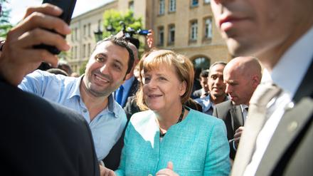 Signale wie Angela Merkels umstrittene Selfies mit Geflüchteten spielen laut der Studie bei der Fluchtdynamik eine untergeordnete Rolle.